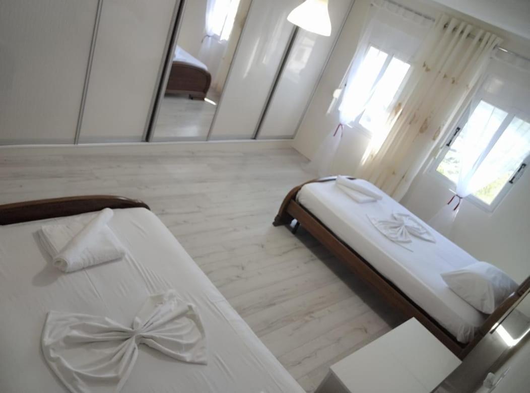 Rondo Guesthouse Gjirokaster Luaran gambar