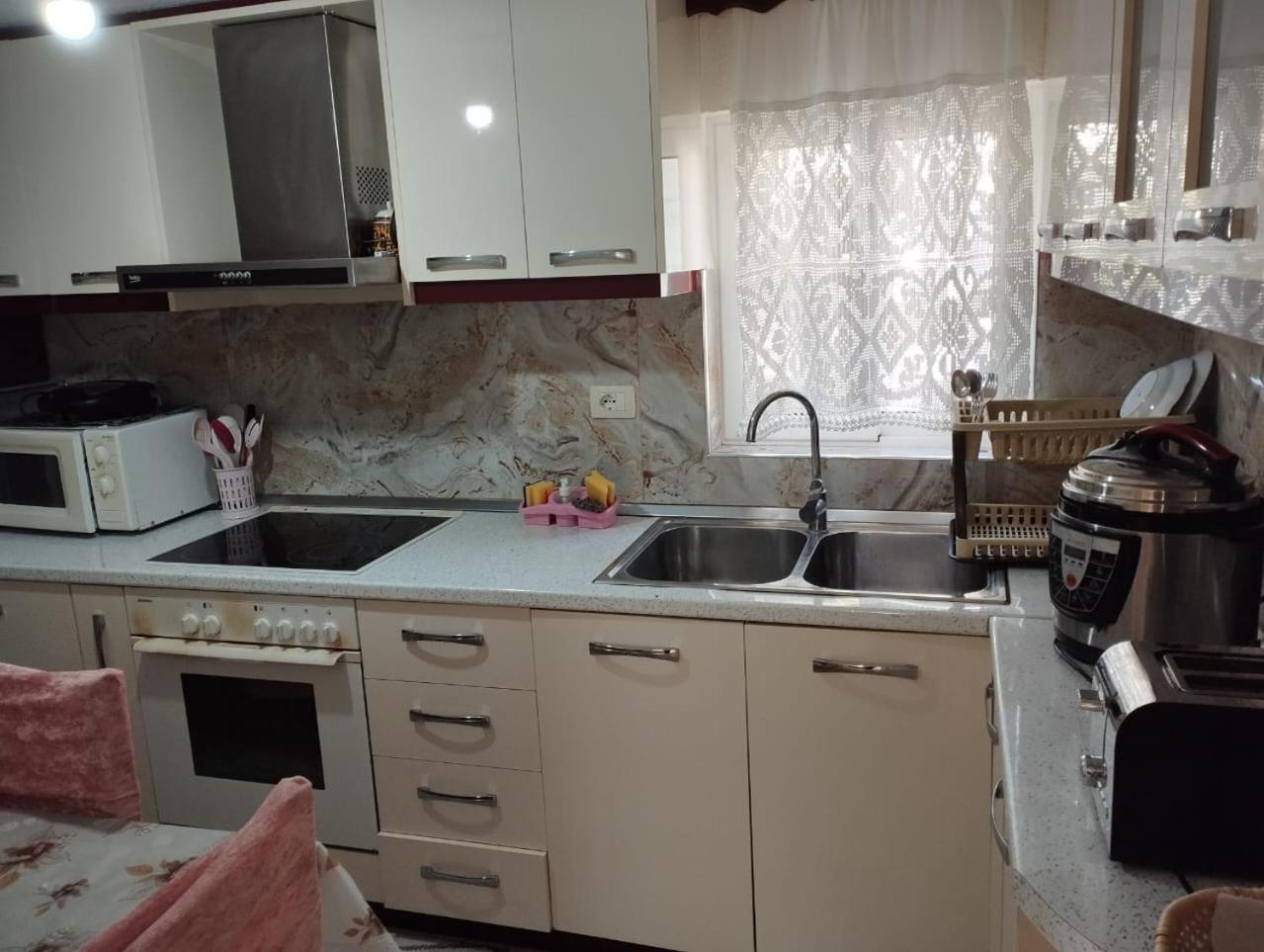 Rondo Guesthouse Gjirokaster Luaran gambar