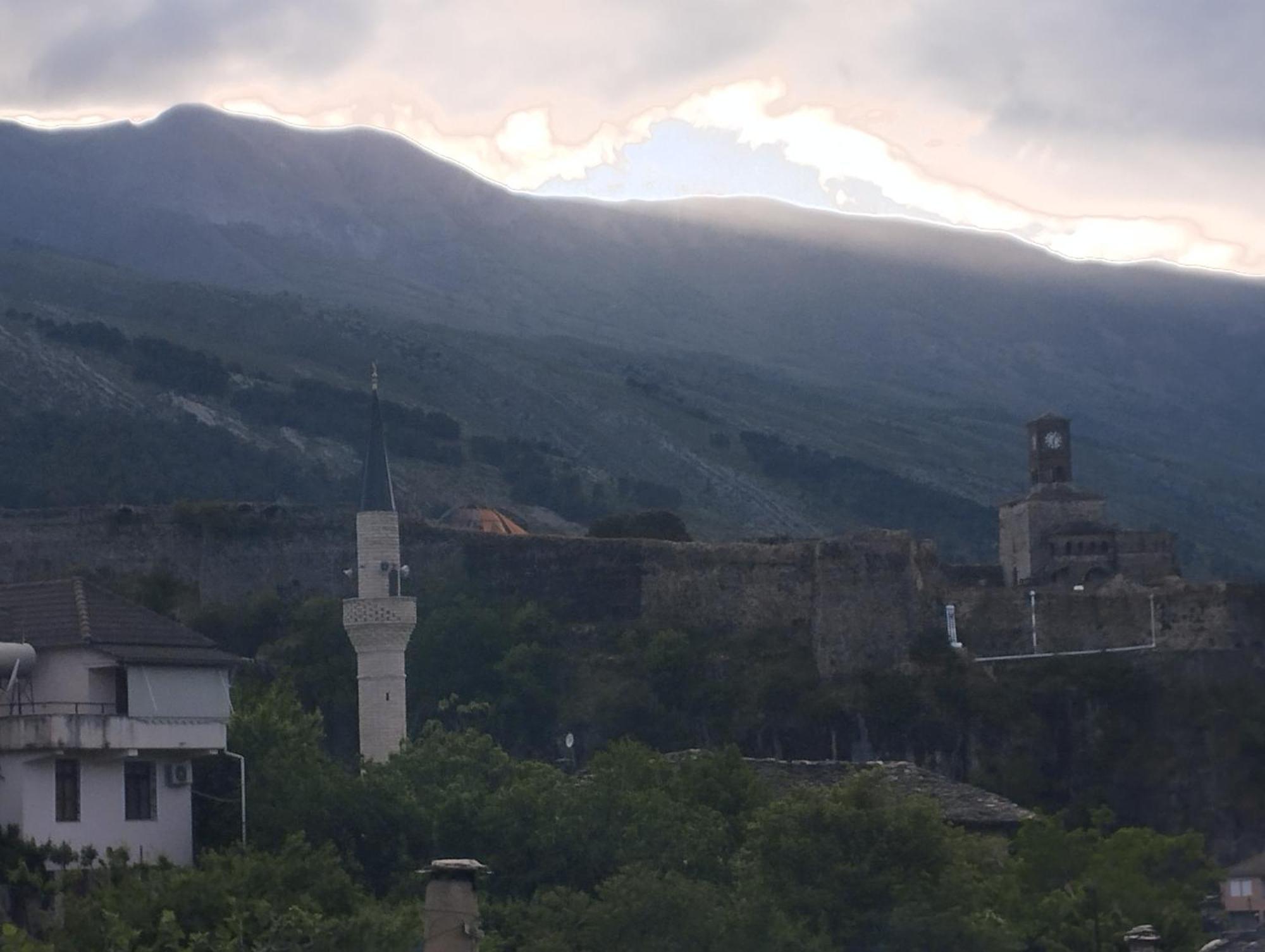 Rondo Guesthouse Gjirokaster Luaran gambar