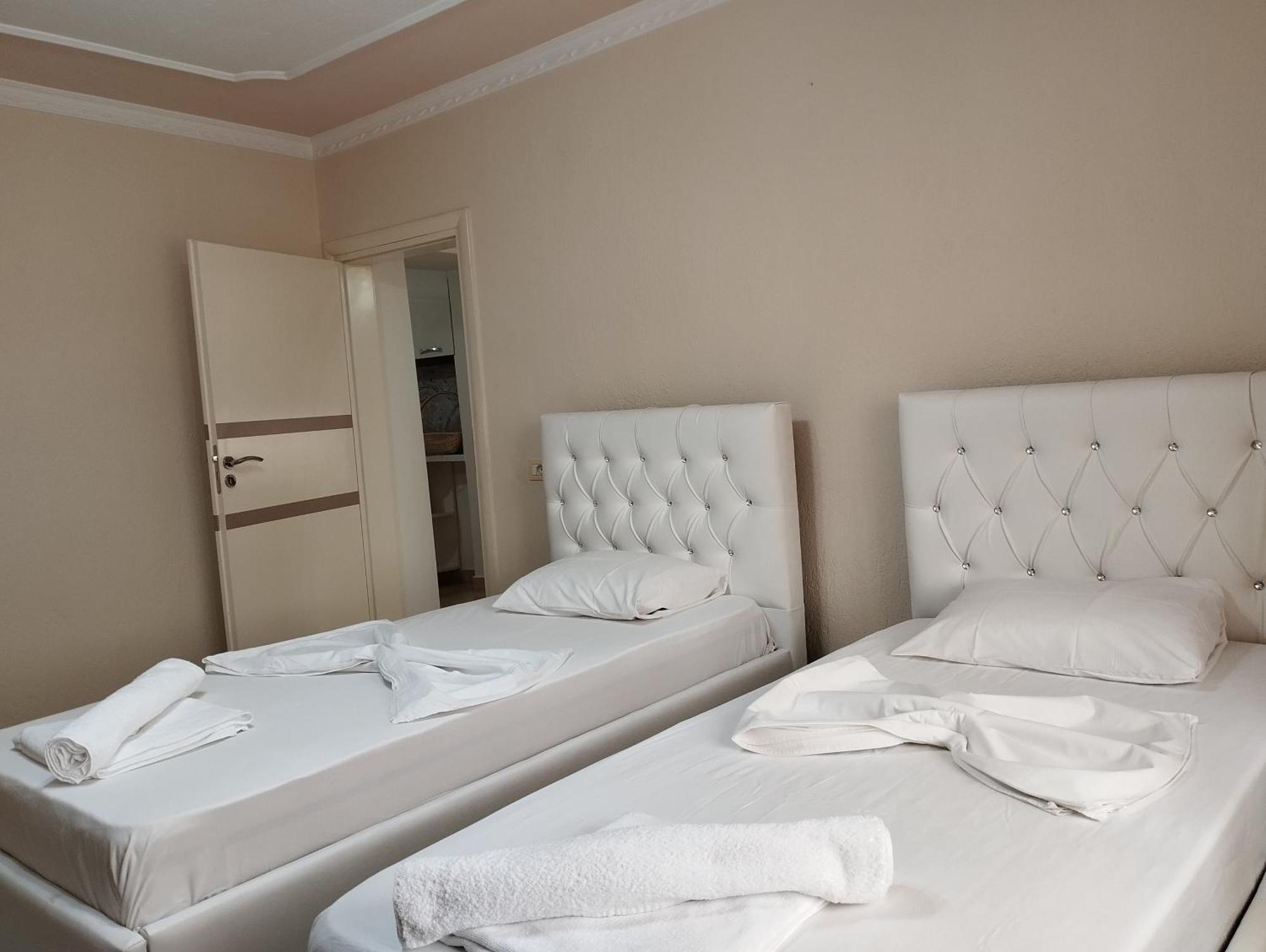 Rondo Guesthouse Gjirokaster Luaran gambar
