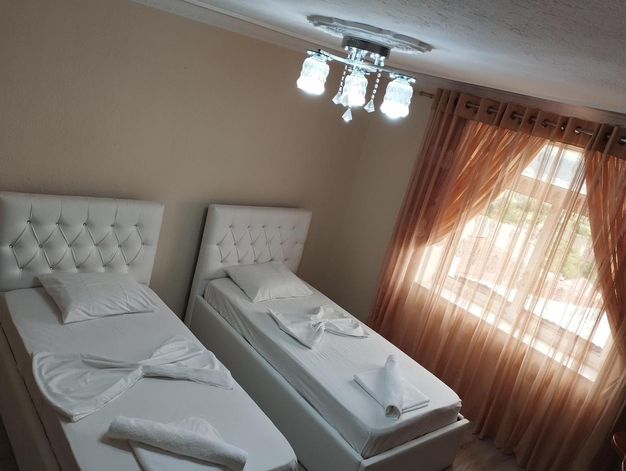 Rondo Guesthouse Gjirokaster Luaran gambar