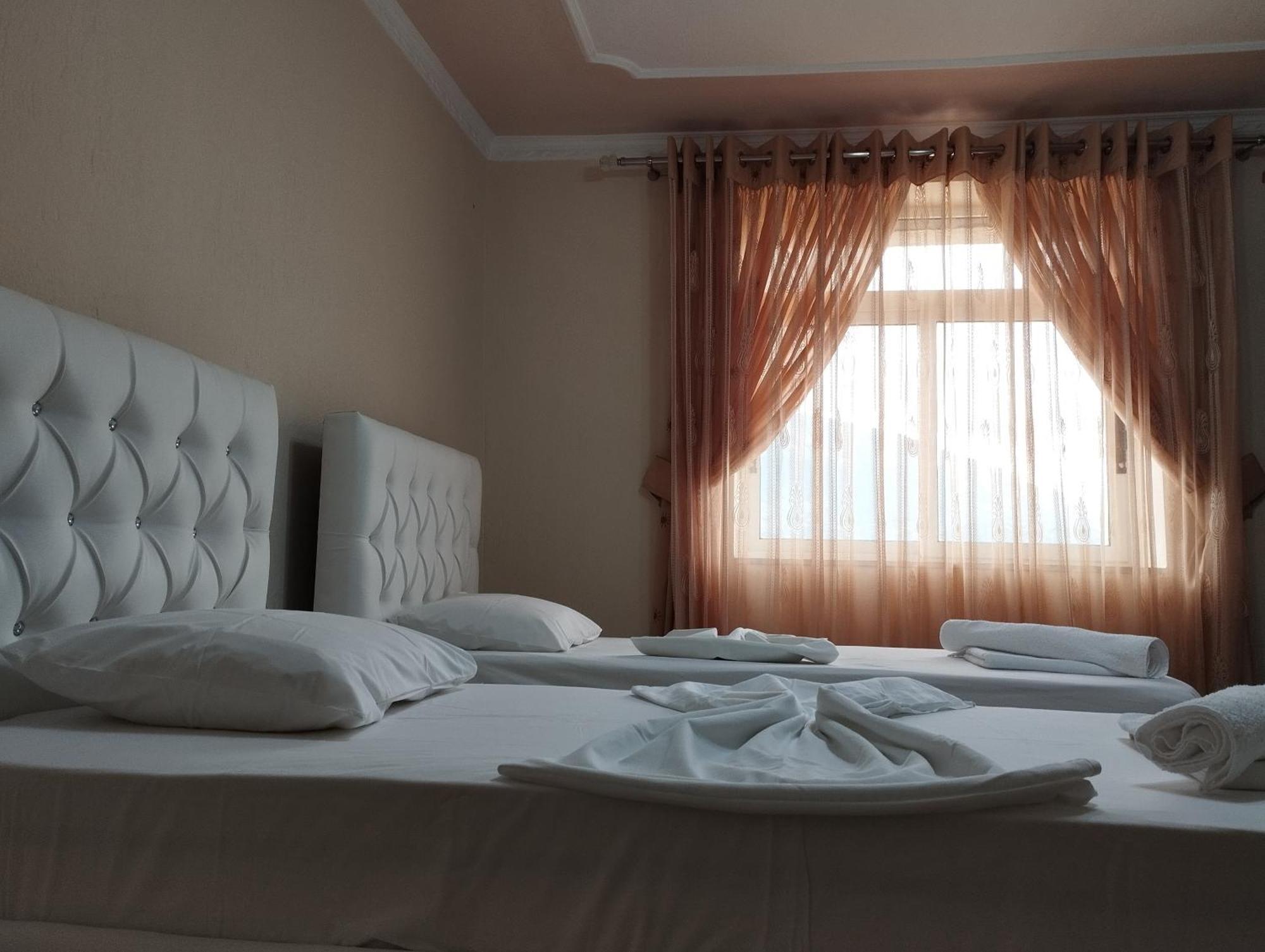 Rondo Guesthouse Gjirokaster Luaran gambar