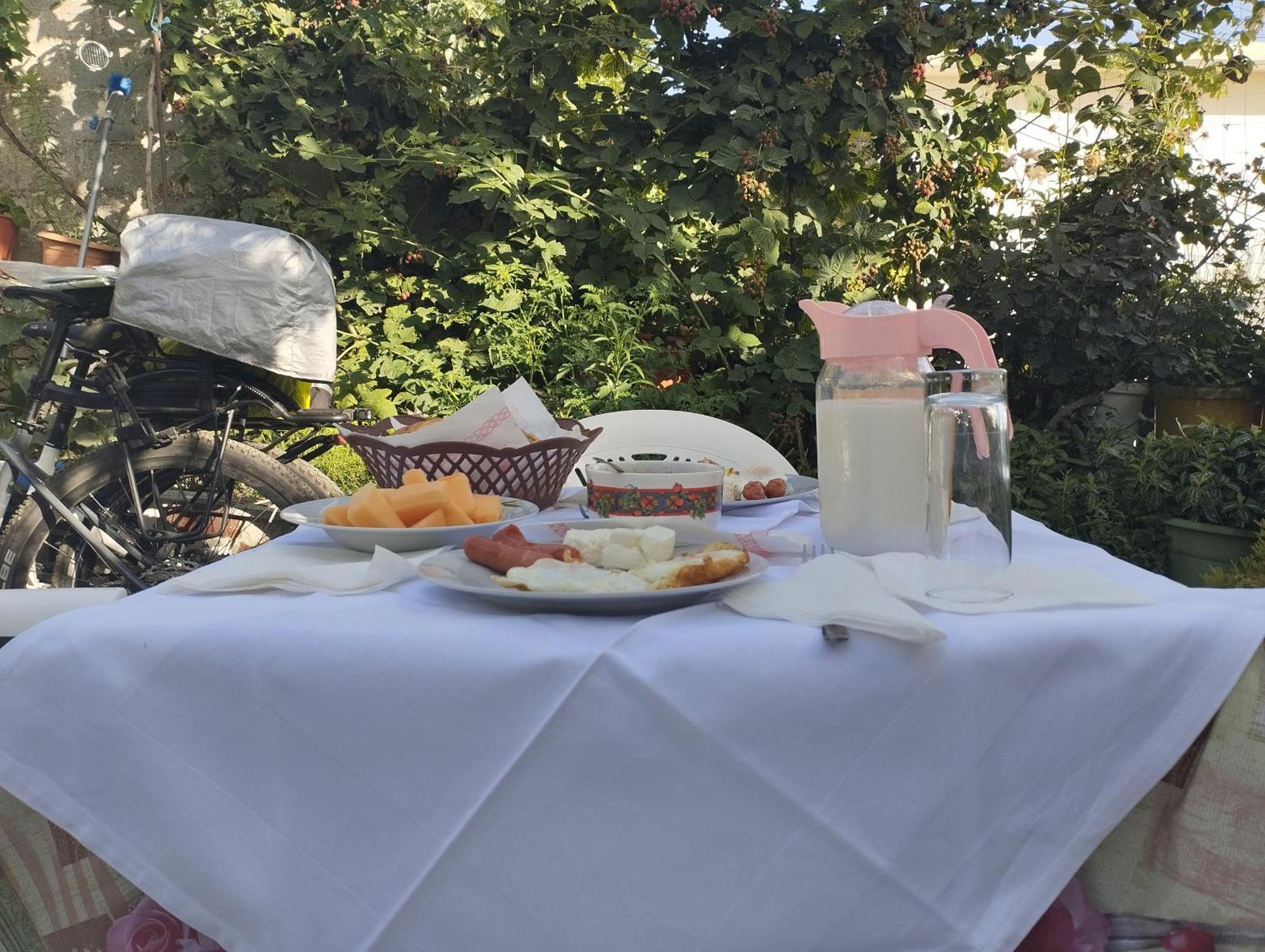 Rondo Guesthouse Gjirokaster Luaran gambar