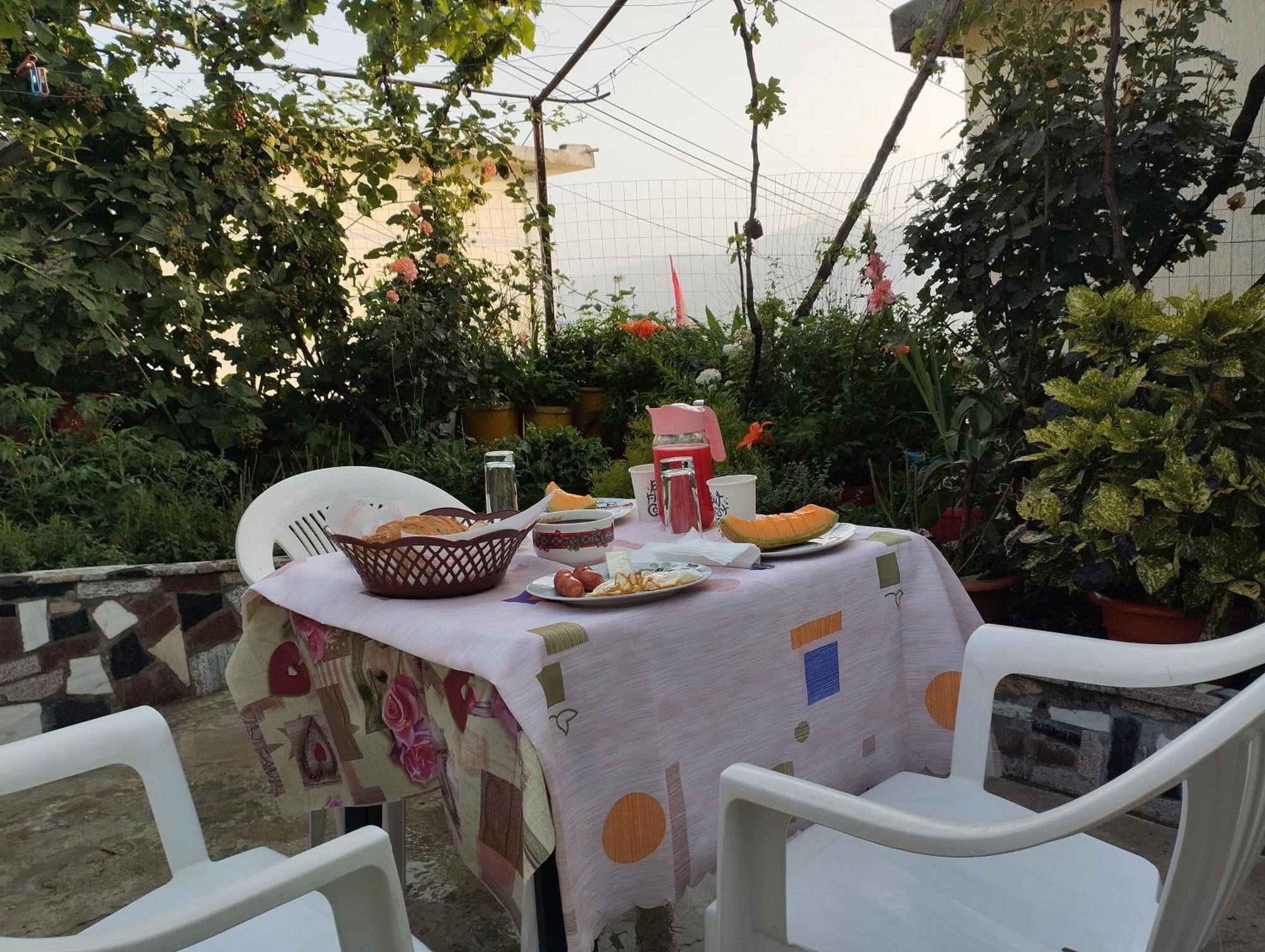 Rondo Guesthouse Gjirokaster Luaran gambar