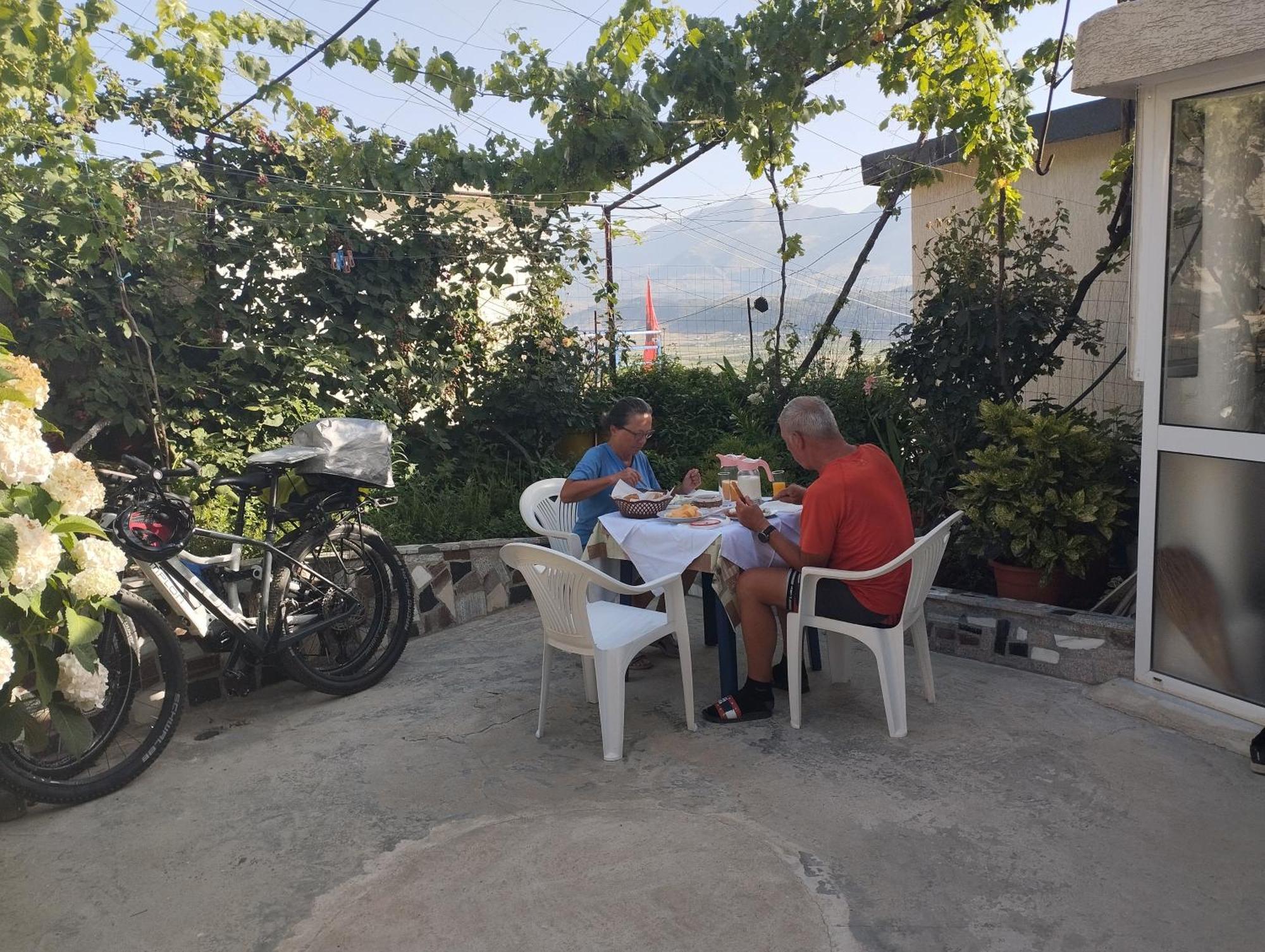 Rondo Guesthouse Gjirokaster Luaran gambar