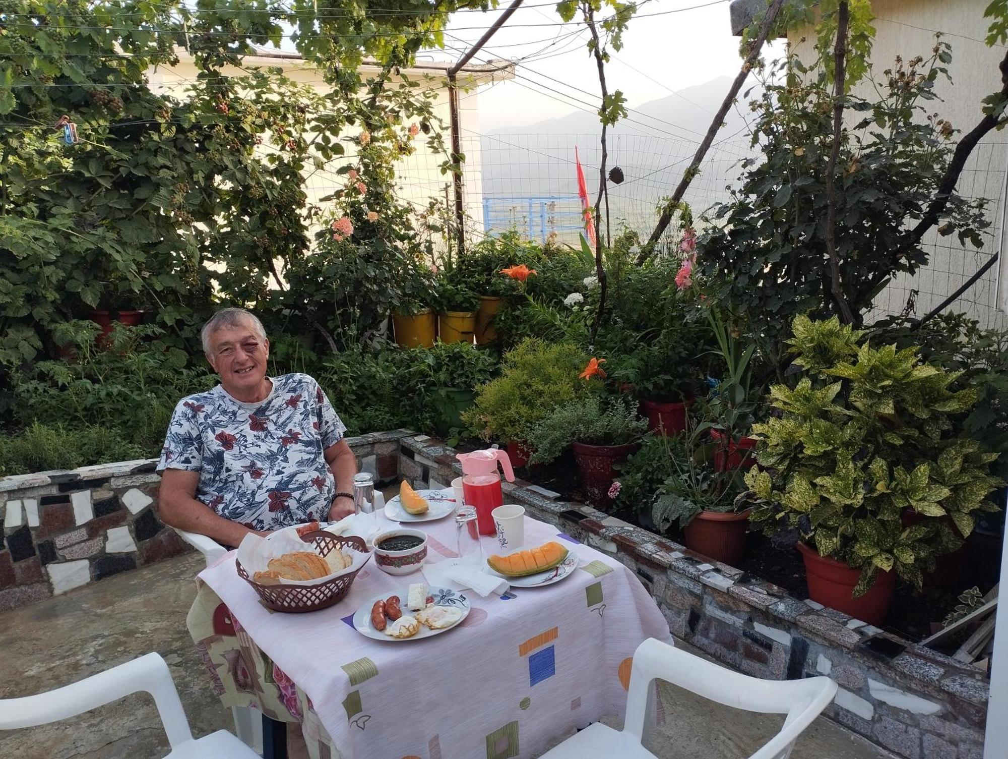 Rondo Guesthouse Gjirokaster Luaran gambar