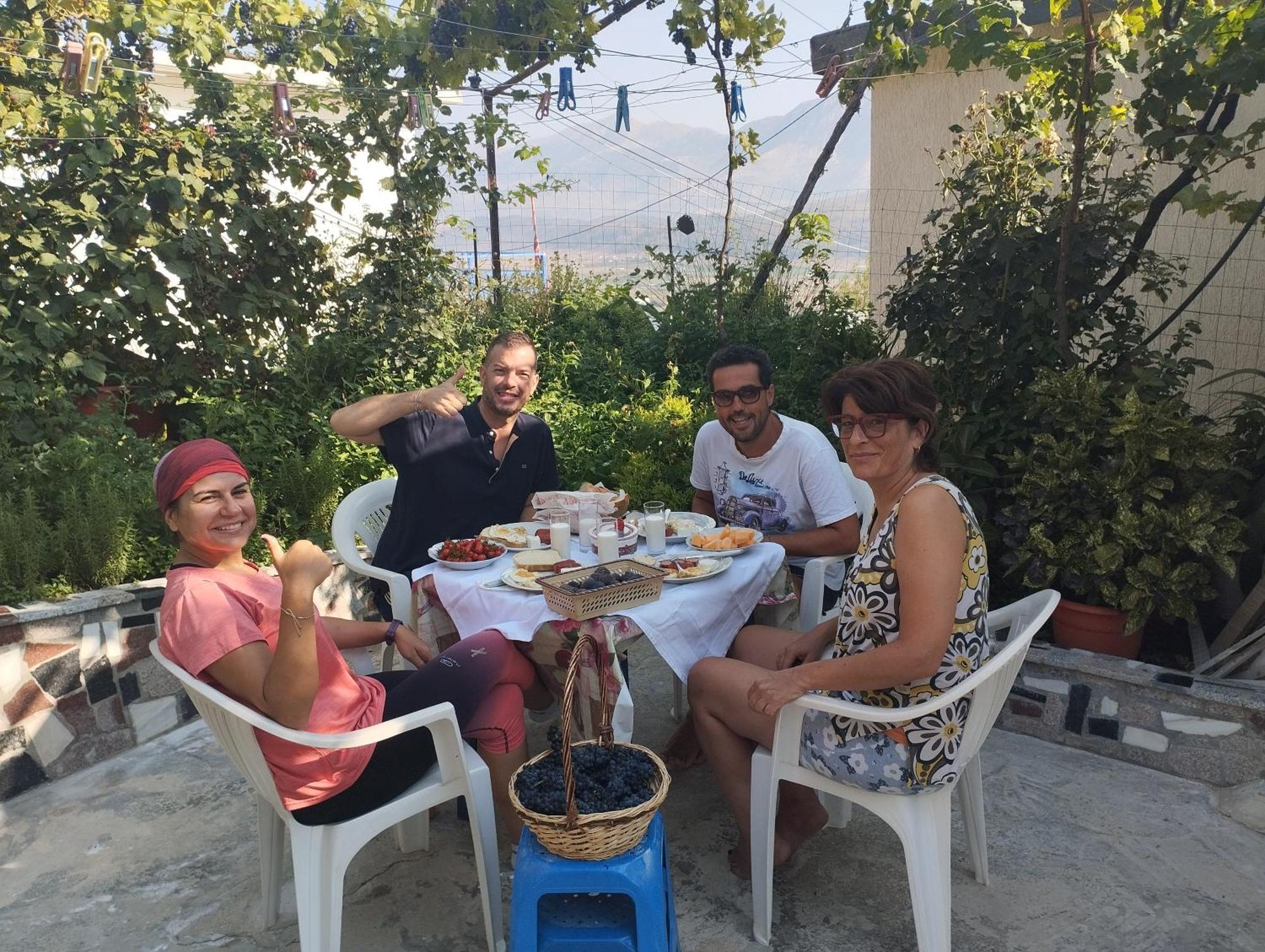 Rondo Guesthouse Gjirokaster Luaran gambar
