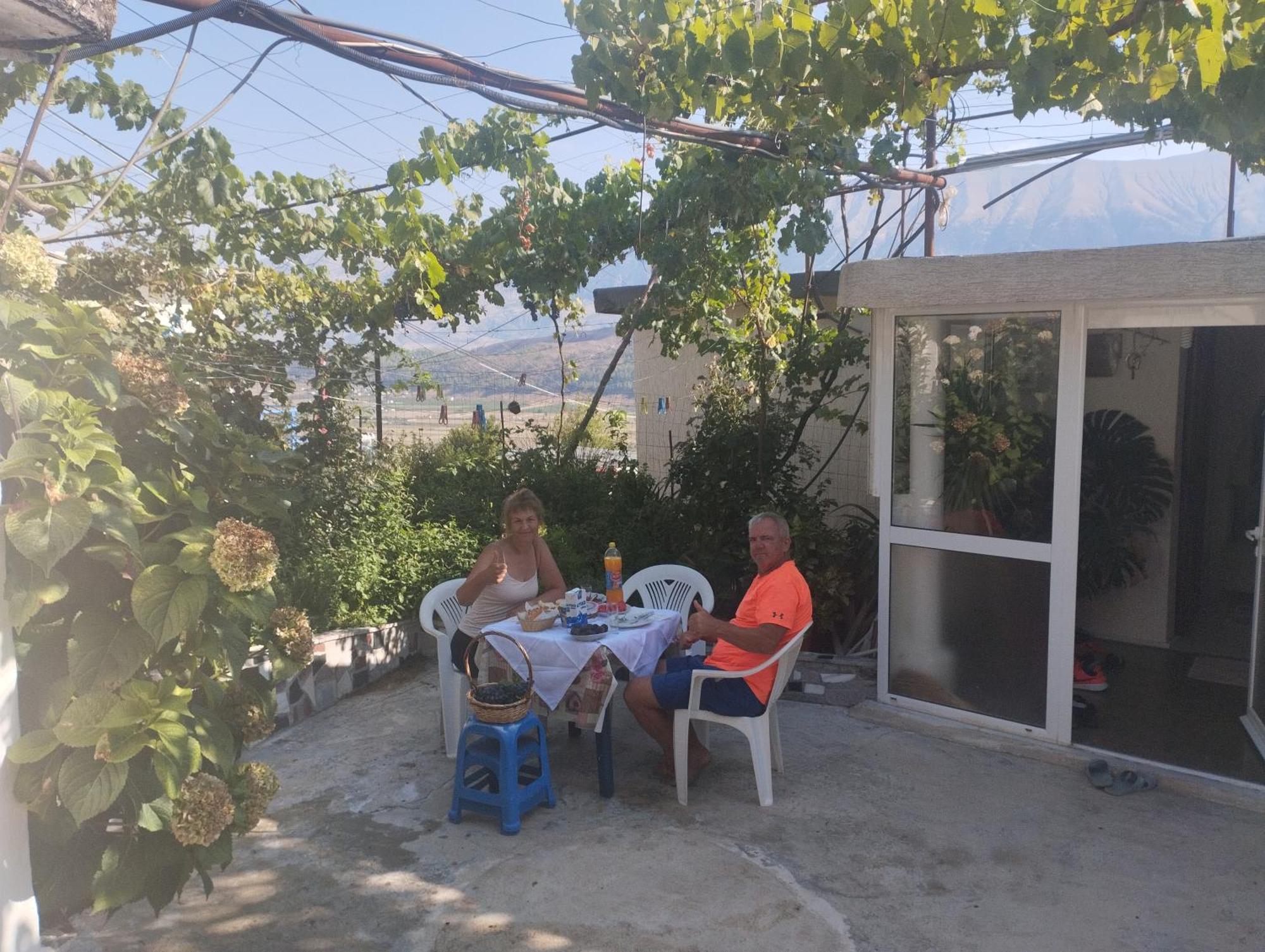 Rondo Guesthouse Gjirokaster Luaran gambar